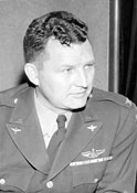 Командир 82 истребительной авиагруппы полковник К. Т. Эдвинсон.