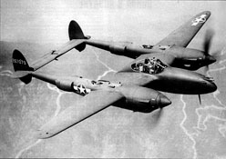 Американский тяжелый истребитель P-38 «Лайтнинг».