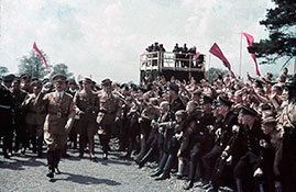 Гитлер на церемонии закладки первого камня в фундамент завода «Фольксваген» в Вольфсбурге, 26.05.1938 г.