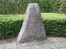 Памятный камень в Целендорфе.