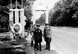 В. А. Беручан ( центре) у Триумфальной арки на Франкфуртер Аллее. Берлин, 1945 г.