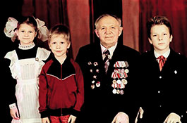 Е. И. Соколков с правнуками. Ноябрь 1989 г.