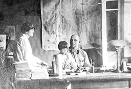 П. А. Кронеберг в рабочем кабинете с женой и дочкой.